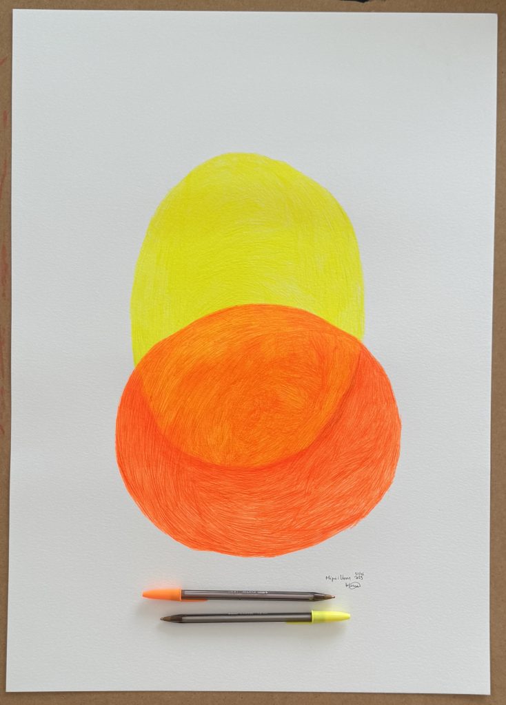 Dos pupas que se encuentran hechas con bolis que se han gastado haciendolas.